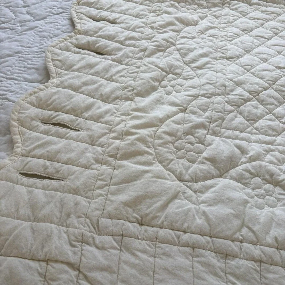 Ivory Quilt Hanging Wall Quilt With Rod Insert Openings Scalloped Edge 44x63